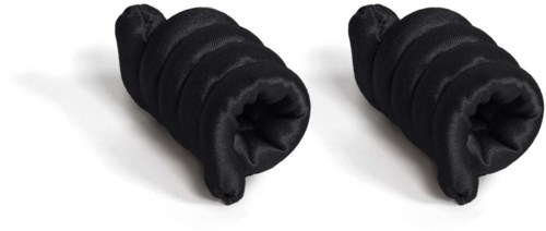 Zwei schwarze, weiche, aufgerollte Stoffstücke, möglicherweise Socken oder Handschuhe, nebeneinander auf einer weißen Oberfläche.