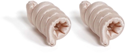 Weiche, hellrosa Stoff-Haarkörner mit geripptem Design. Sie liegen auf weißem Hintergrund.