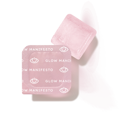 Ein rosa quadratischer Seife und eine rosa Blisterpackung mit der Aufschrift 'Glow Manifesto'.