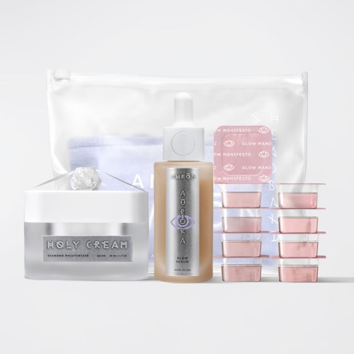 Hautpflegeprodukte, einschließlich einer Flasche mit Pipette, Cremeglas, Gesichtsmasken und kleine rosa Behälter, sind ausgestellt.