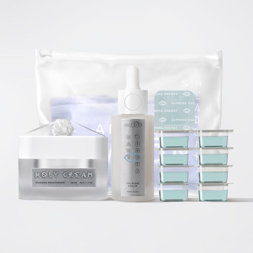 Hautpflegeprodukte umfassen eine Maske, Serum, Creme und kleine Behälter, ordentlich angeordnet mit einer weißen Tasche im Hintergrund.