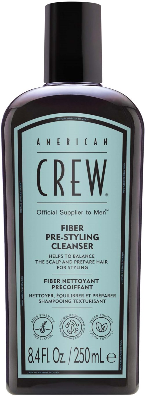 Een fles American Crew Fiber Pre-Styling Cleanser voor haar, met zwarte dop en blauwe label, bevat 250 ml.