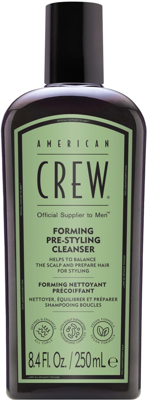 Groene fles van American Crew pre-styling reiniger met zwarte dop, bevat 8,4 oz, helpt de hoofdhuid en haar in balans te brengen.