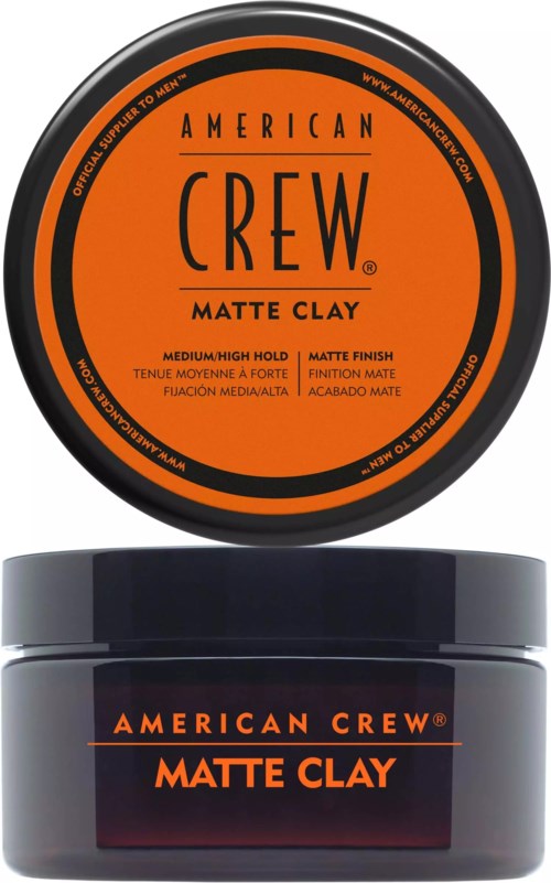 Pakke med American Crew matte clay hårostylingprodukt med svart og oransje etikett, vist med lokk lukket.