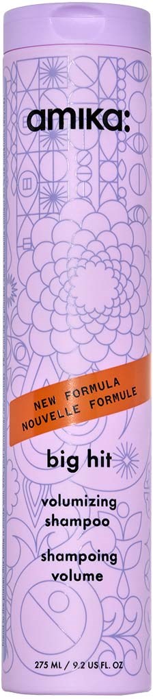 Pitkä, violetin värinen Amika Big Hit -shampoopullo koristeluine kuvioineen ja oranssine etiketteineen.
