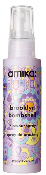 En lila flaska med färgglada abstrakta mönster, märkt 'amika'brooklyn bombshell blowout spray.'