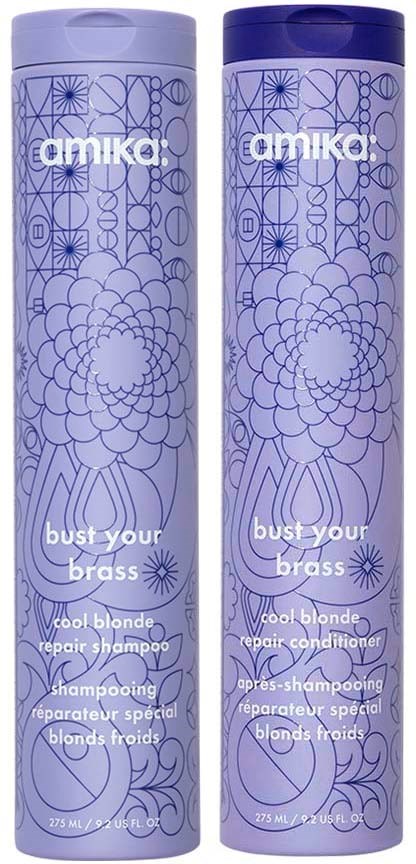 Kaksi violettia Amika-shampoopulloa ja hoitoainepulloa, joissa on kukka- ja viivapiirroksia. Teksti sanoin "bust your brass" ja "cool blonde".