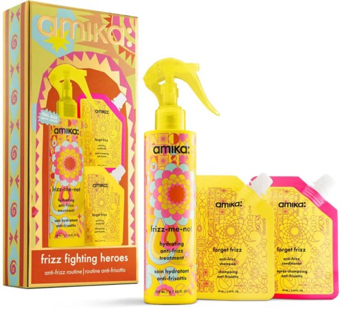 Gult sprayflaska och schampo och balsampaket från Amika Frizz Fighting Heroes-setet, med färggulliga förpackningar.