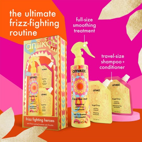 Förpackning av en hårvårdsuppsättning med sprayflaska och två påfyllningspåsar, livfull rosa och orange bakgrund med text.