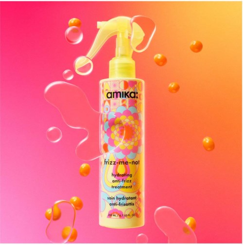 Eine bunte Flasche mit Frizz-Kontrollspray und schwebenden Blasen vor einem rosa und orangefarbenen Hintergrund.