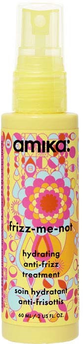 Eine gelbe Sprühflasche mit der Aufschrift 'Amika' für feuchtigkeitsfördernde Anti-Frizz-Behandlung mit bunt gestaltetem Blumen- und Punktedesign.