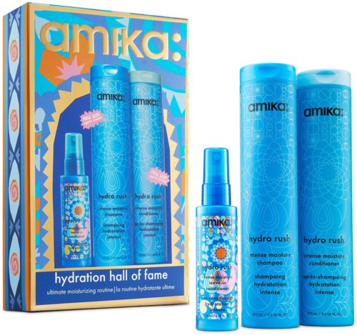 Sett med Amika Hydro Rush hårpleieprodukter, inkludert sjampo, balsam og en sprayflaske.