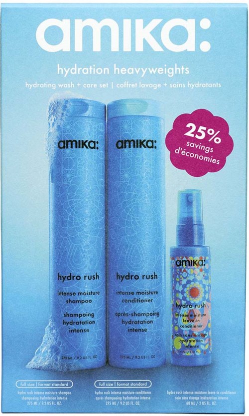 Pakninger av Amika hydro rush sjampo, balsam og spray med blå bakgrunn og rosa rabattmerke.