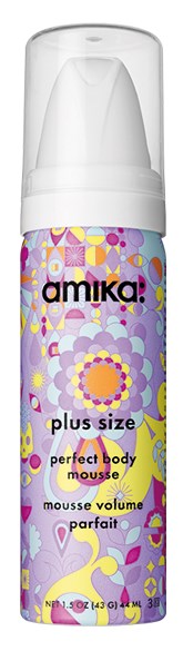 En lång, färgglad aerosolbehållare med vit lock, märkt som plus size body mousse från Amika.