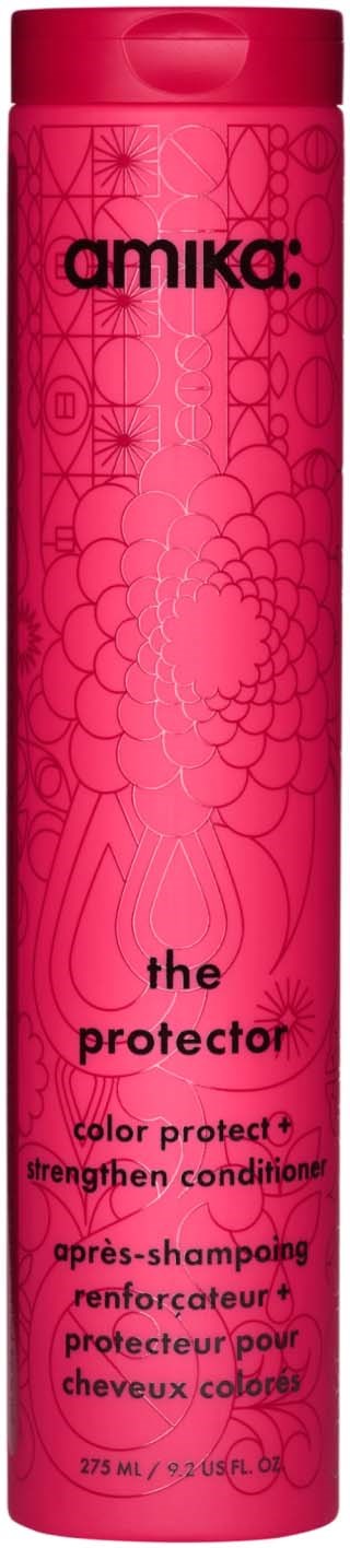 Pitkä pinkki shampoopullo, jossa on mustaa tekstiä ja abstrakteja viivapiirroksia Amika the protector color protect shampoolle.