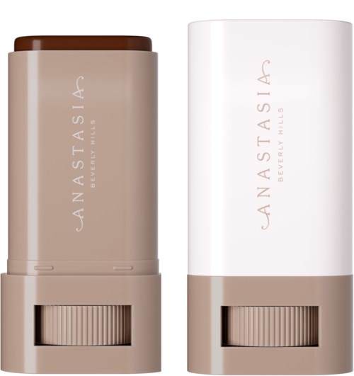 Zwei Hautpflegeflaschen, beige und weiß, mit dem Markennamen "Anastasia Beverly Hills".