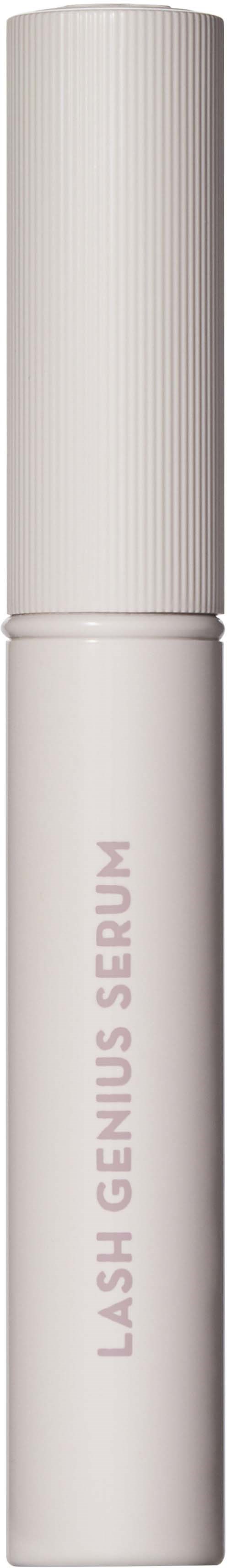 Een witte cilindervormige tube met dop, labeled 'LASH GENIUS SERUM', gebruikt voor wimperserum.