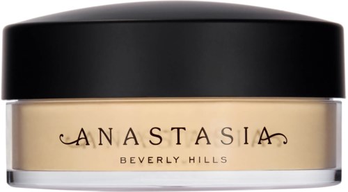 Ein Behälter mit Make-up- oder Hautpflegeprodukt, schwarzer Deckel, cremefarbener Aufkleber. Aufkleber sagt 'Anastasia Beverly Hills.'