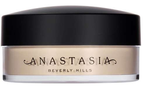 Ein Cremeglas mit schwarzem Deckel, beschriftet ANASTASIA BEVERLY HILLS, wahrscheinlich ein Schönheits- oder Hautpflegeprodukt.