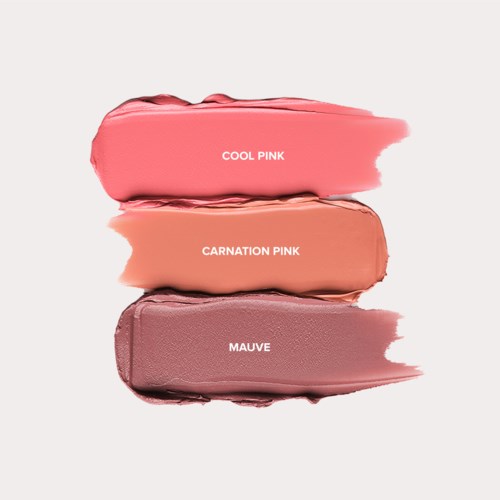 Drie lippenstiftkleuren: Cool Pink, Carnation Pink en Mauve. Ze liggen op een rij met vlekken eromheen.