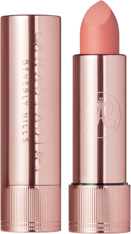 Een roze lippenstift in een glanzende huls, gedeeltelijk open, met de lippenstift zichtbaar.