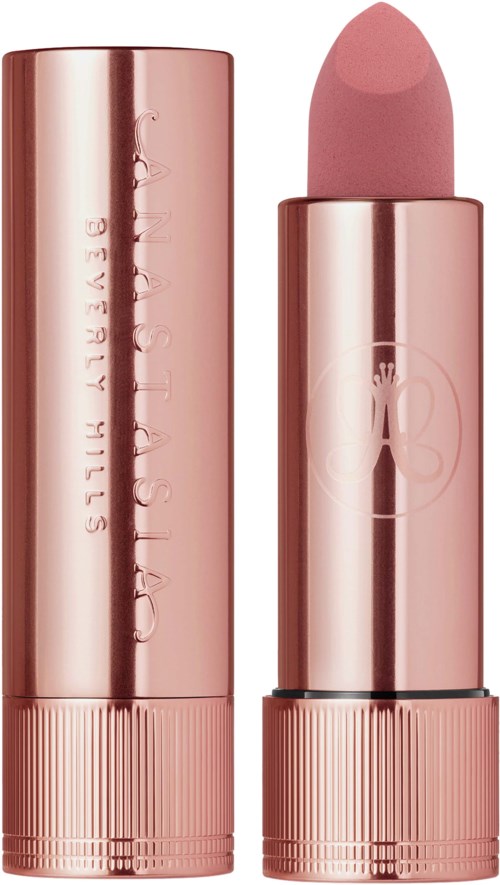 Ein pinker Lippenstift ohne Deckel, zeigt den Lippenstift darin. Der Behälter ist glänzend und metallisch.