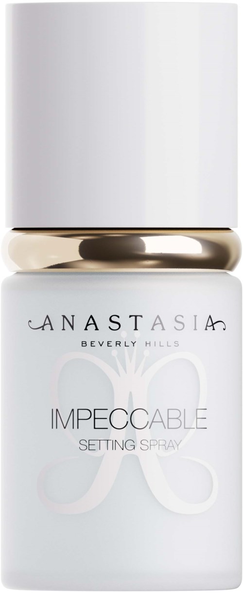 Een witte sprayfles met een gouden band en zwarte tekst, genaamd Anastasia Beverly Hills Impeccable Setting Spray.