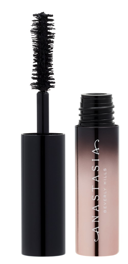 Een mascara met de borstel eruit, label zegt 'Anastasia Beverly Hills'.