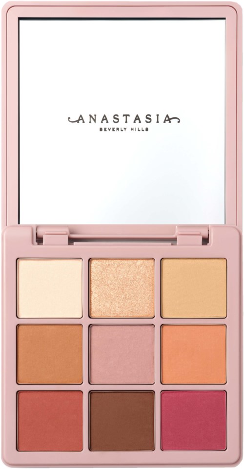 Eine rosa Makeup-Palette mit neun verschiedenen Schatten, geordnet in einem 3x3-Raster.