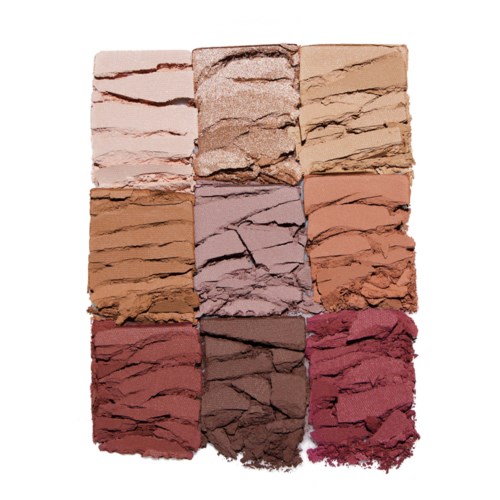 Eine Palette mit zwölf zerbröckelten Make-up-Pudern in verschiedenen neutralen Farbtönen, angeordnet in einem 3x4 Raster auf weißem Hintergrund.