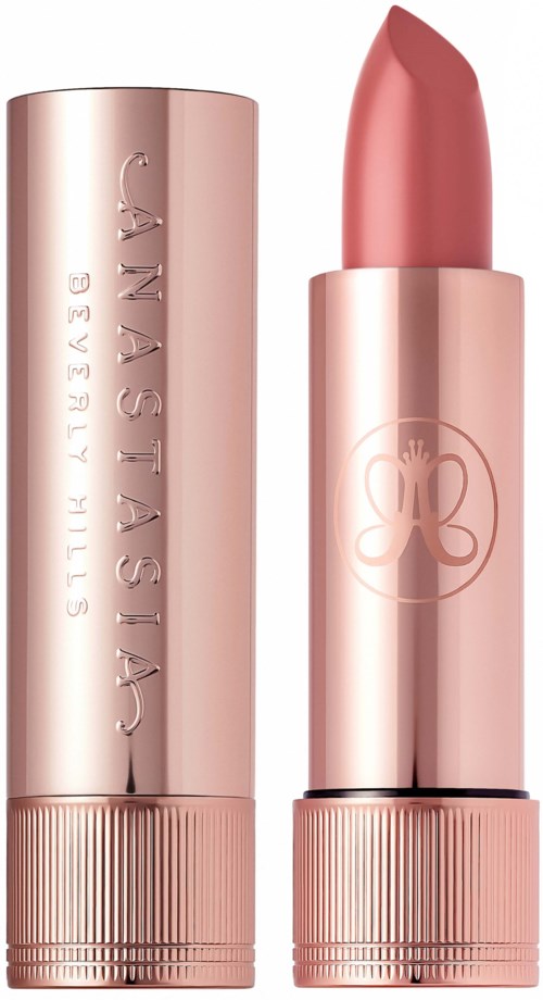 Een roze lipstick met een rozenlogo op de huls, beide rechtopstaand.