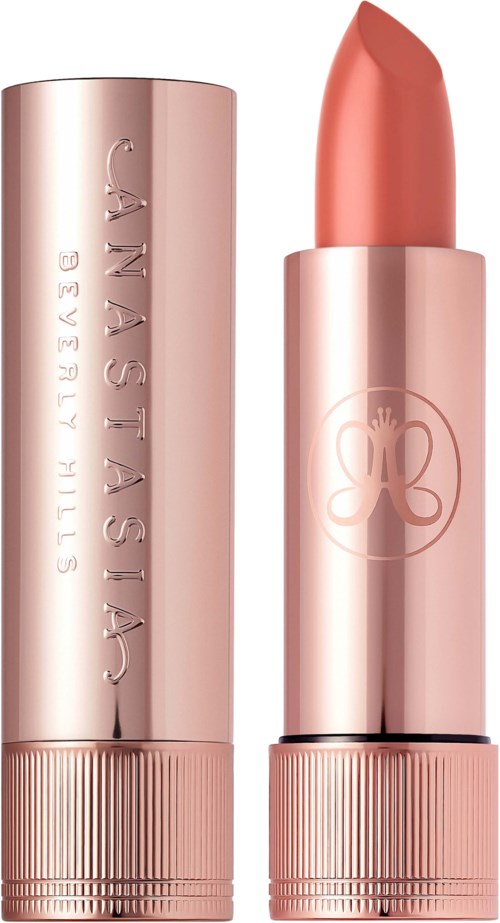 Ein rosa Lippenstift in einer glänzenden Tube mit Schmetterlingslogo. Der Lippenstift ist leicht geöffnet, zeigt die Farbe.