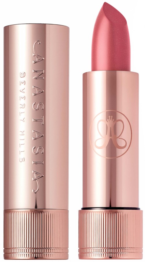 Ein rosa Lippenstift in einer glänzenden Metallhülle mit einem Schmetterlingslogo, steht aufrecht ohne Deckel.