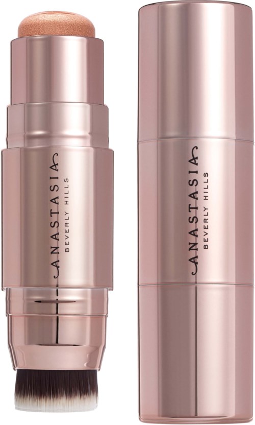 Ein Rouge-Stick mit passender zylindrischer Verpackung daneben, beide in roségoldmetallfarben, beschriftet 'Anastasia Beverly Hills.'