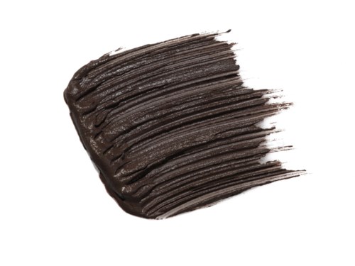 Een streep donkerbruine of zwarte verf of make-up op een witte achtergrond.