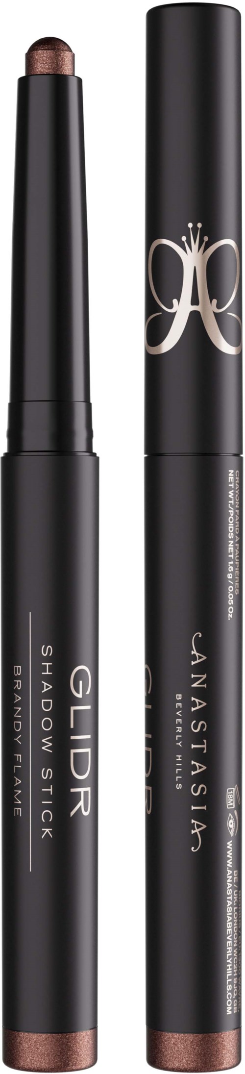 Twee make-up stiften, één met 'GLIDR SHADOW STICK' en de andere met een monogramlogo, zwarte verpakking.