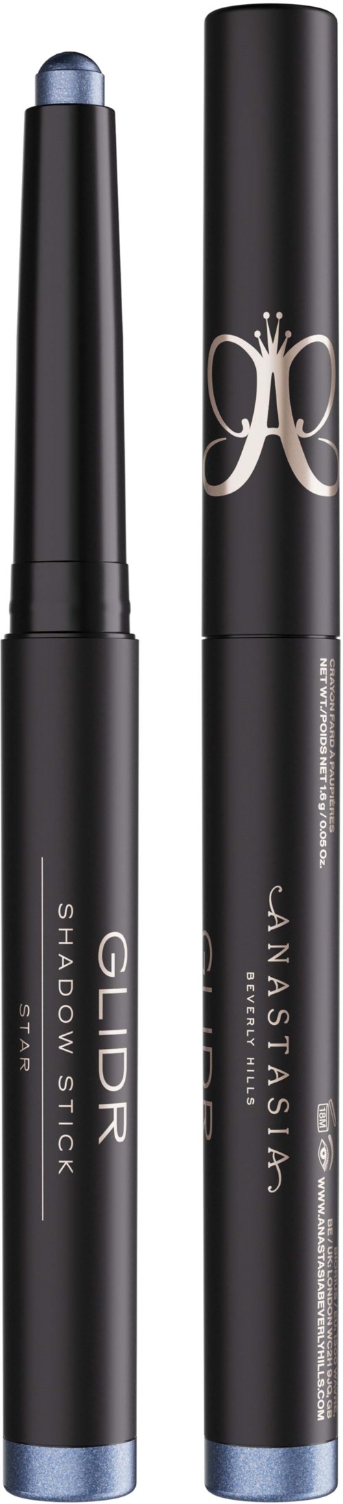 Twee zwarte make-up-sticks met zilveren deksels, gelabeld 'GILDAR' en 'JUVENAILIA', staan rechtop.