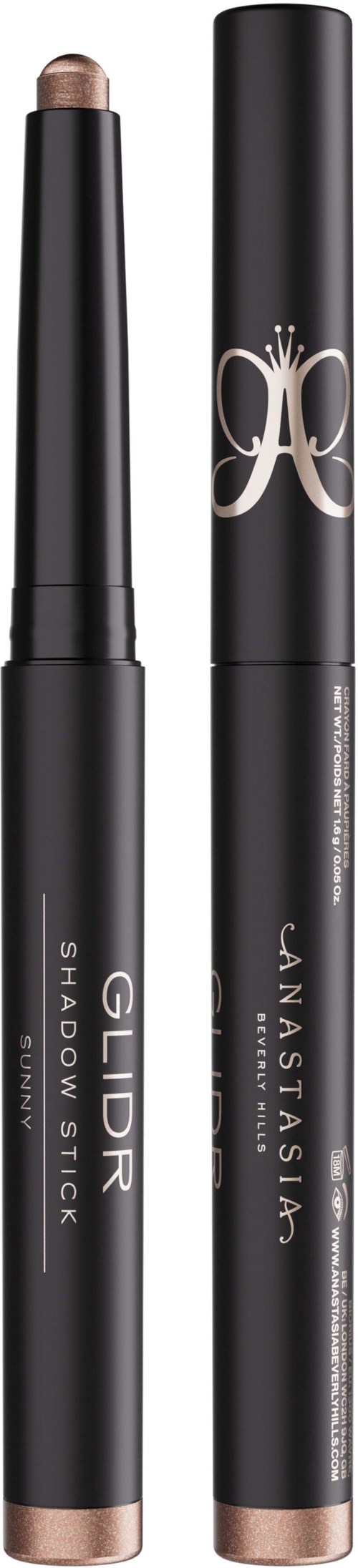 Twee zwarte make-up-sticks, een geopend met een beige product, en de andere gesloten met een logo op de dop.