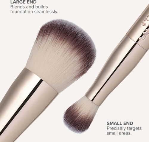 Twee make-up borstels, één groot en één klein, bedoeld voor foundation en precieze kleine gebieden.
