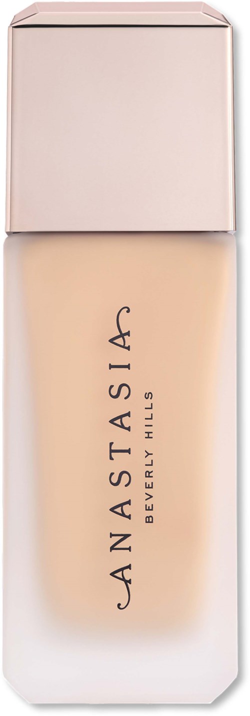 Eine elegante Flasche mit Beigefarbener Flüssigkeit, Beschriftung Anastasia Beverly Hills. Schlankes, elegantes Design mit silberner Kappe.
