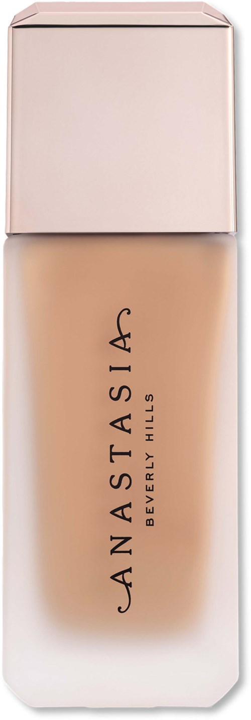 Eine Foundation-Flasche mit metallic Kappe und beiger Flüssigkeit. Die Marke ist Anastasia Beverly Hills.