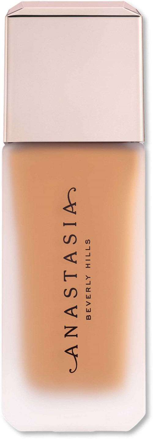 Eine Flasche Make-up mit weißem Verschluss und beiger Flüssigkeit. Die Marke ist Anastasia Beverly Hills.