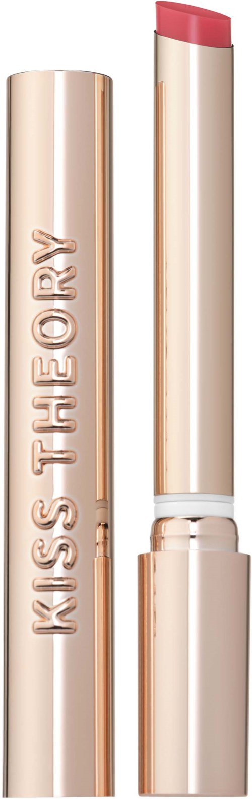 Leppepomade med rosa farge i et beige leppestiftslokk med "Kiss the story" skrevet på siden.