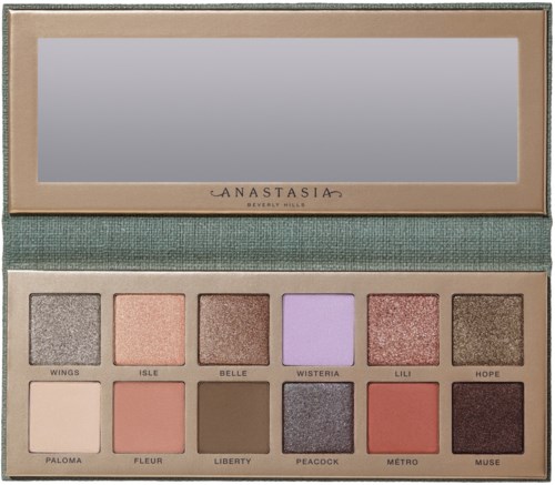 Een make-up palette met tien oogschaduwkleuren, genaamd Wings, Isle, Belle, Wisteria, Lili, Hope, Paloma, Fleur, Liberty, Peacock, Metro, Muse.