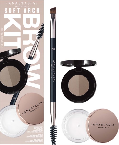 Ein Make-up-Pinsel, zwei Lidschatten und eine Mascara von Anastasia Beverly Hills sind sichtbar.