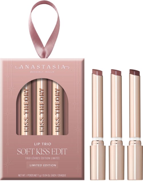 Läpptrio med tre beige läppstift och rosa förpackning med Anastasia Beverly Hills-logga.
