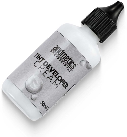 En vit flaska med svart kork, märkt som concealerkräm, innehållande 50 ml.