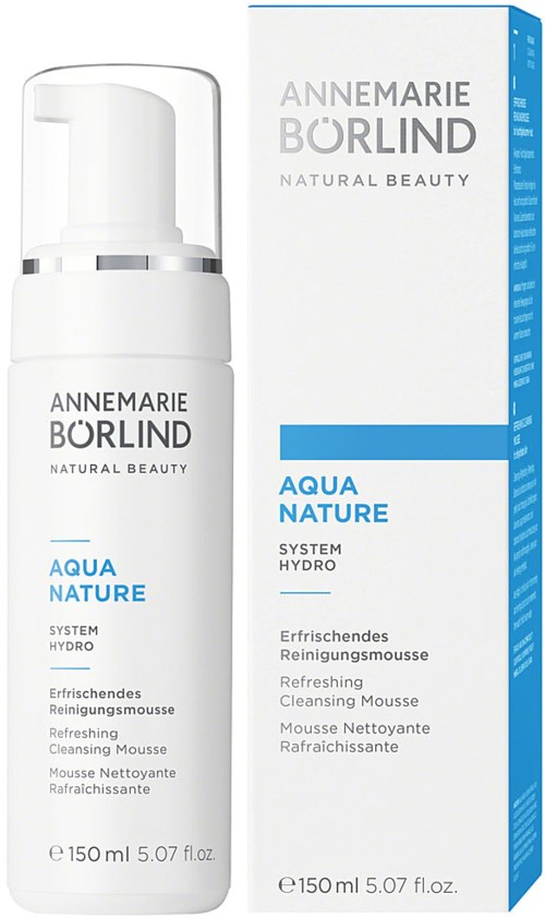 Een huidverzorgingsproduct genaamd Aqua Nature van Annemarie Börlind, in een witte fles en doos, voor verfrissende reiniging.