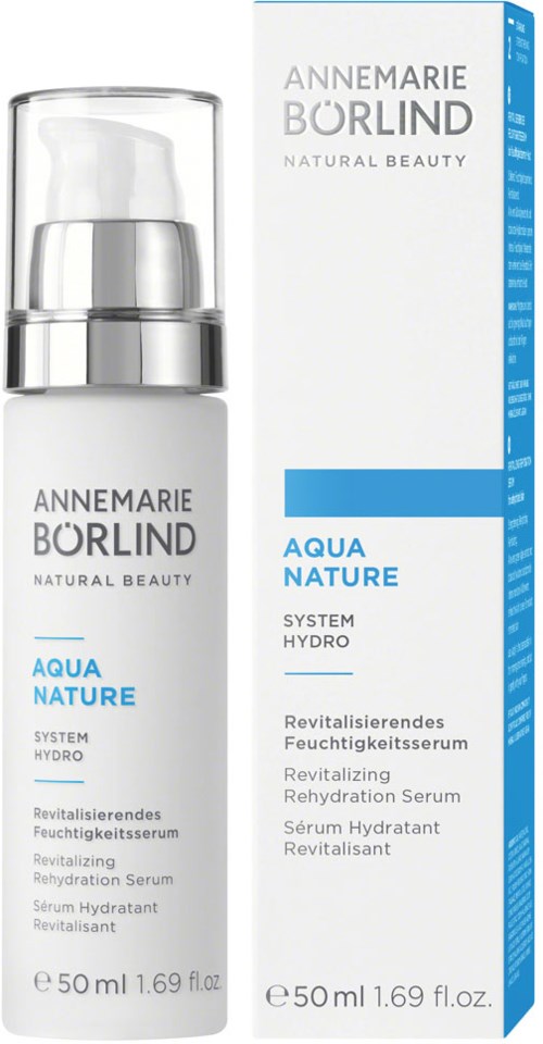Een witte fles met zilveren pomp naast een witte doos met blauwe accenten, gelabeld als Annemarie Börlind Aqua Nature hydraterende serum.