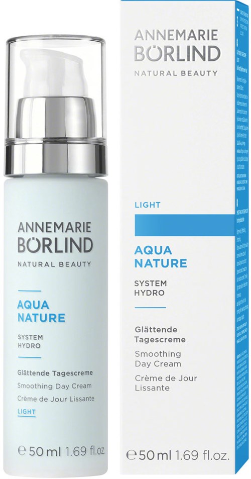 Een huidverzorgingsfles met een witte en blauwe etiket naast de doos. De etiket zegt Annemarie Borlind, Aqua Nature en Light.